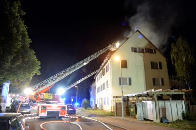 Verbindung zum mutmasslichen Moerder der 21-jaehrigen Lena - Dachstuhlbrand in Mehrfamilienhaus in Stuttgart-Zuffenhausen - Bewohner retten sich selbst